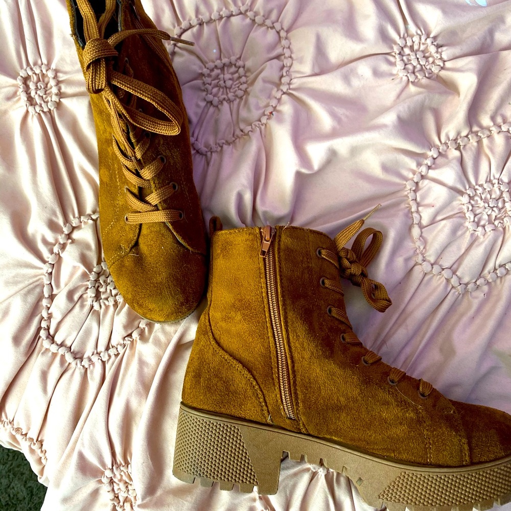 Brown boots 👢